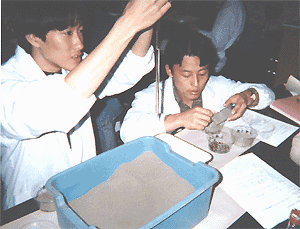 �������i