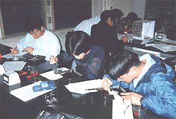 �������i