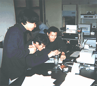 �������i